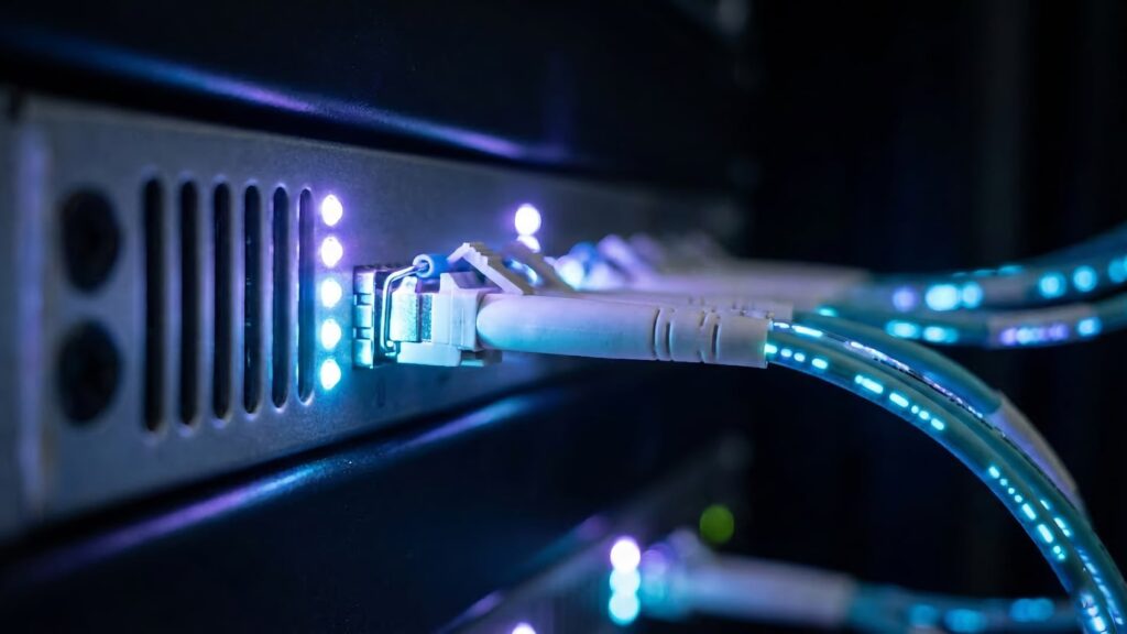 Το 98,7% των επιχειρήσεων είναι online, αλλά μόλις το 8,2% επενδύει στην ΤΝ